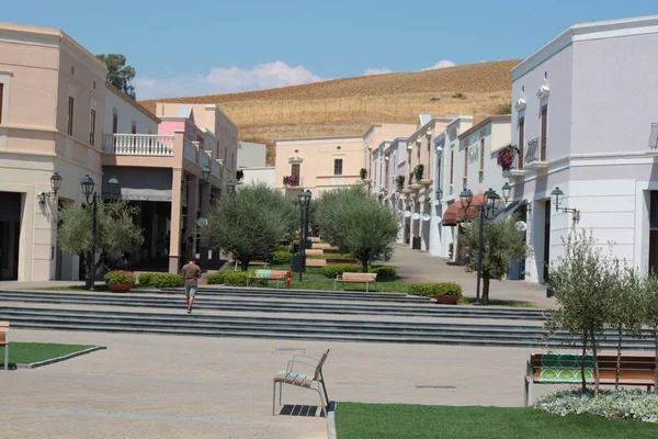 Ağaçlar Yeşilliklerle Şehir Manzarası — Stok fotoğraf