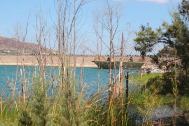 Sicilya 'nın ortasında doğal manzaralı su barajı manzarası