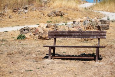 Açık hava parkında ahşap bank