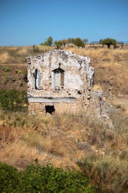 Doğanın yıkıntıları içinde evde kalmak.