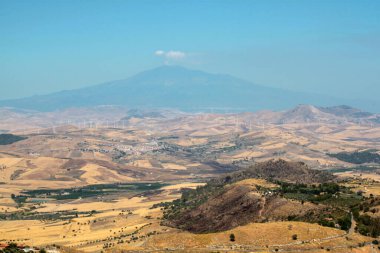 Sicilya 'nın merkezinde tarım manzarası