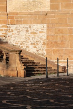 Binanın dışındaki antik merdivenler