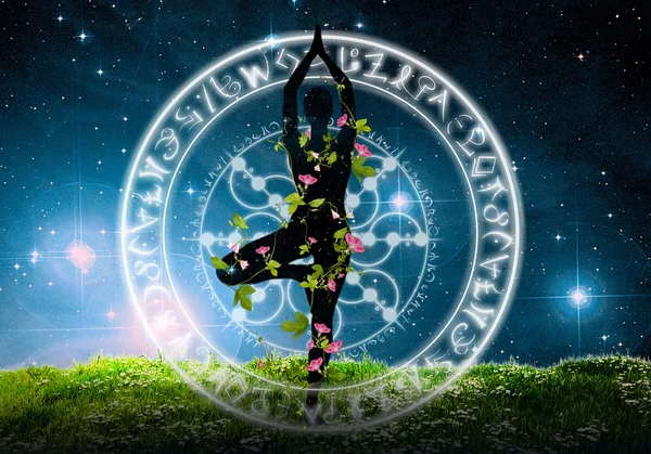 Yoga posture and meditation under night sky — Stockfoto