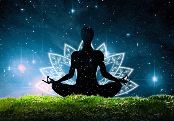 Meditación de yoga y relajamiento sentado en la postura de lotos — Foto de Stock