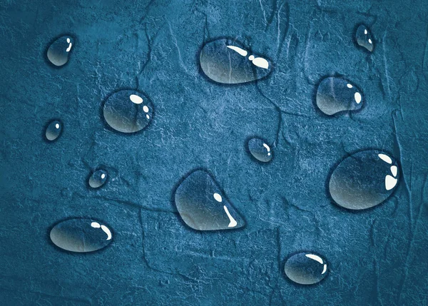 Gouttes d'eau transparentes sur fond bleu — Photo