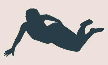 Beyaz bir arka plan üzerinde izole yerde yatan kadın