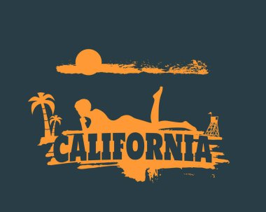 Genç bir kadın kumsalda güneşleniyor..