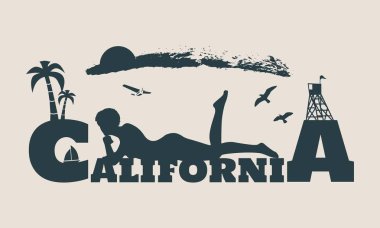 Genç bir kadın kumsalda güneşleniyor..