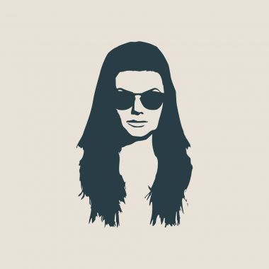 Siyah güneş gözlüklü güzel bir kadının portresi.