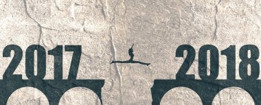 Bir kadın 2017 ve 2018 yılları arasında atlama.