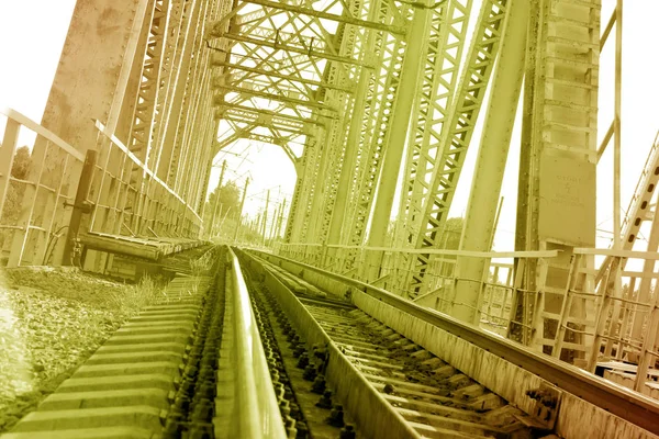 Spoorlijn metalen brug perspectief weergave — Stockfoto