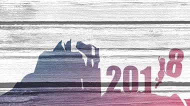 Siluet genç kadın 2018 yıl içinde atlama