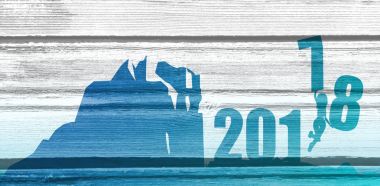 Siluet genç kadın 2018 yıl içinde atlama