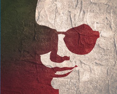 Güneş gözlüklü kadın portre.