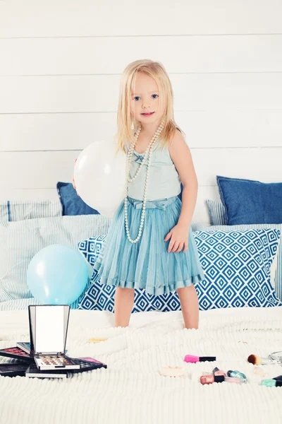 Słodkie dziecko dziewczynka z balonów w domu — Zdjęcie stockowe
