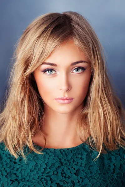 Portrait de jolie jeune femme avec coiffure blonde — Photo