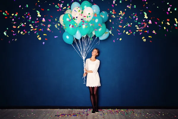 Счастливая женщина, бабочки и конфетти на голубом фоне — стоковое фото