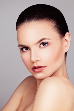 Sağlıklı genç kadın, güzel yüz cilt bakımı kavramı