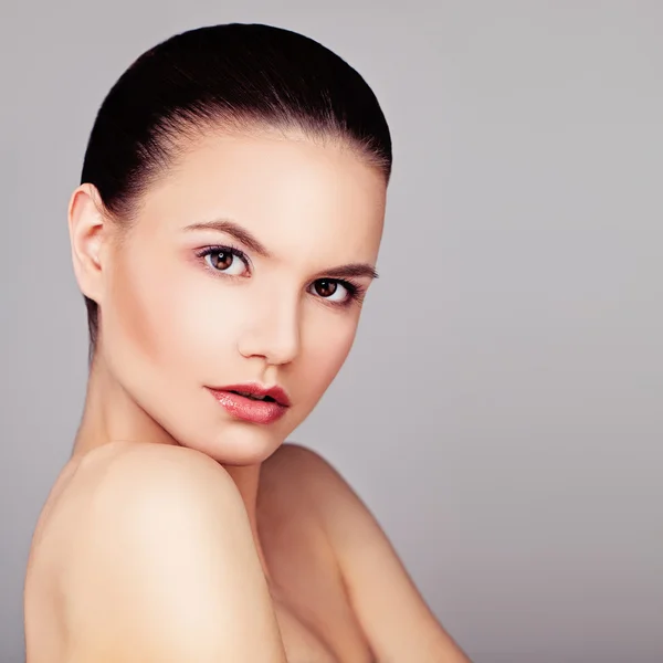 Mujer bonita con maquillaje natural y piel perfecta —  Fotos de Stock