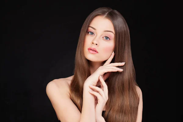 Gesundes Frauenmodel mit langen, glänzenden Haaren und perfekter Haut — Stockfoto