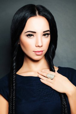 Uzun saçlı çekici esmer kadın. Örgü saç modeli