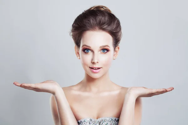 Mulher bonita mostrando suas mãos de abertura. Conceito de escolha — Fotografia de Stock