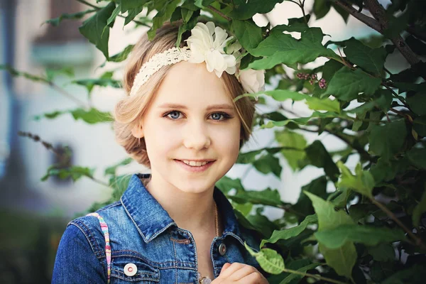 Jovem menina bonita ao ar livre — Fotografia de Stock