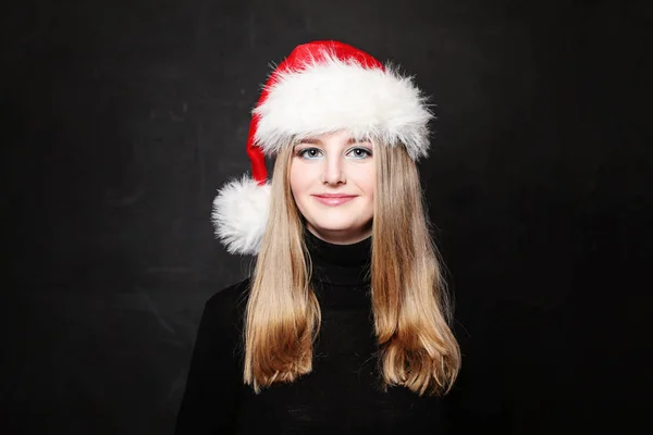 Christmas flicka i Santa hatt leende — Stockfoto