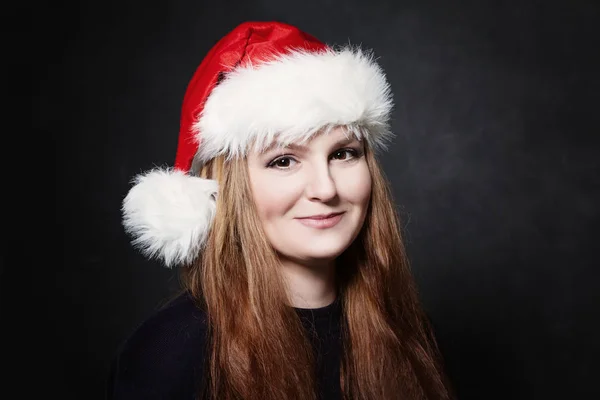 クリスマス黒板背景にサンタの帽子の女性 — ストック写真