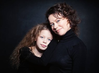 Mutlu sevgi dolu aile. Anne ve kızı gülümseyen
