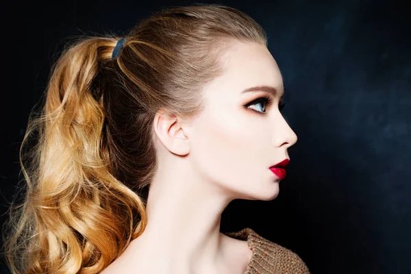 Mooie Blonde vrouw mannequin met Blonde haren. Profiel — Stockfoto