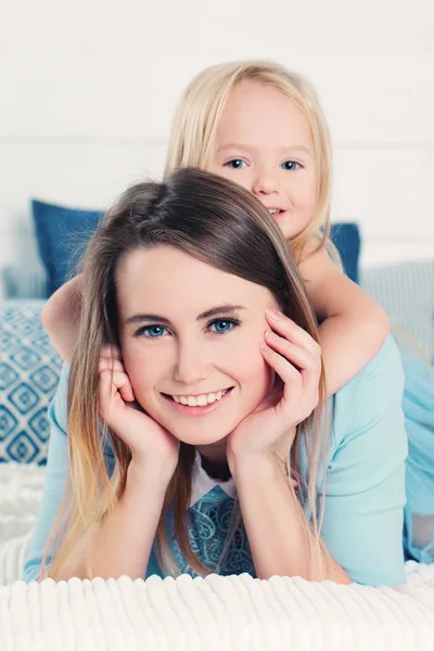 Mujer linda con niñita. Madre con hija — Foto de Stock