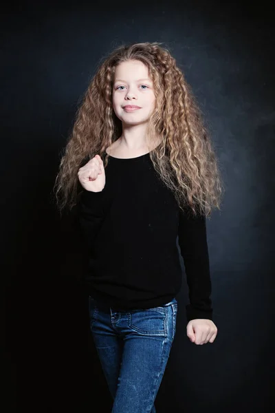 Ganska ung flicka med långa blonda hår — Stockfoto