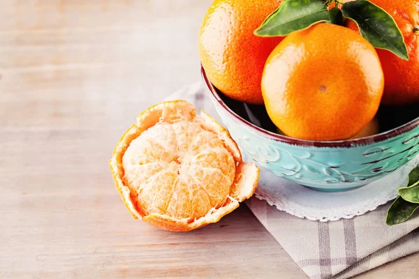 Orangefarbene Mandarinen auf Holzbrettern. Lebensmittel-Hintergrund — Stockfoto