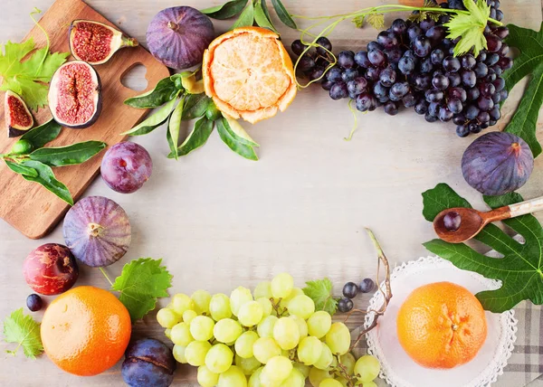 Fundo alimentar saudável com frutas, bagas, placa de madeira e Co — Fotografia de Stock