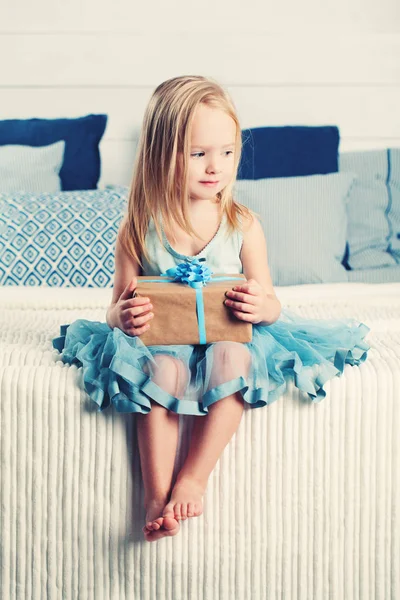 Bambina con confezione regalo. Bambino carino a casa (2 anni ) — Foto Stock