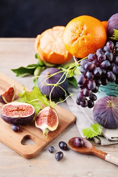 Podłoże organiczne owoce z figi, pomarańczy, winogron i zielony samoc — Zdjęcie stockowe