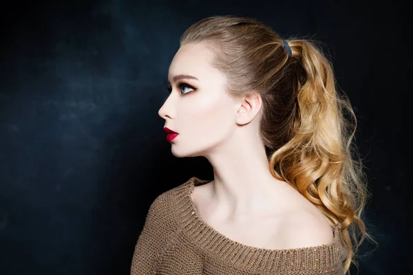 Mooie vrouw met blond krullend haar op Blackboard achtergrond — Stockfoto