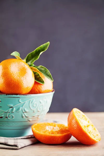 Mandarinen- oder Mandarinenfrüchte in blauer Schale auf Tafelrücken — Stockfoto