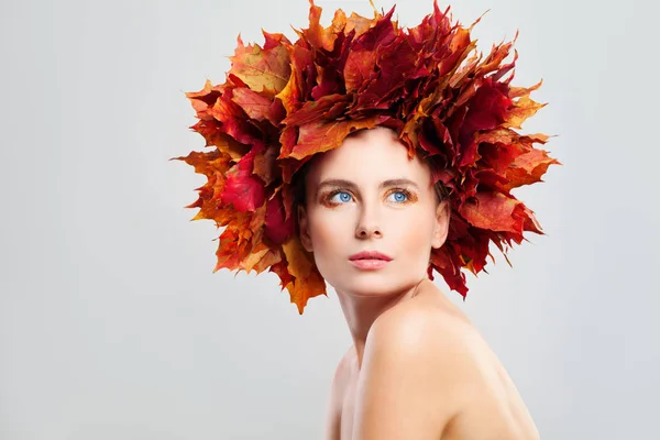 Hermosa mujer modelo de otoño con hojas de arce de otoño en h —  Fotos de Stock