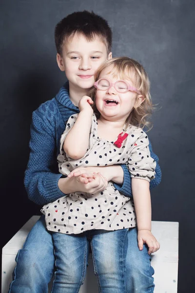 Glückliche Geschwisterkinder Bruder und Schwester — Stockfoto