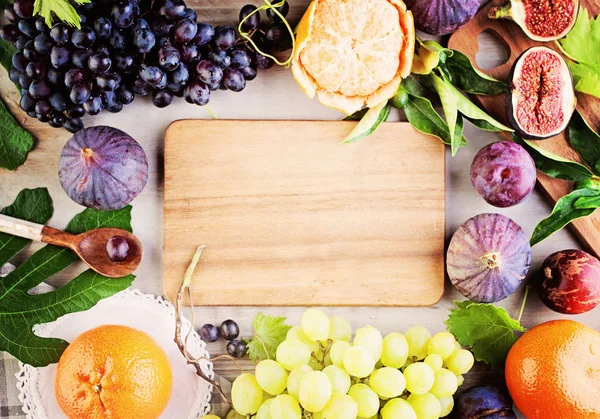 Zdrowe jedzenie tło z ekologicznych owoców i brązowy drewniany B — Zdjęcie stockowe