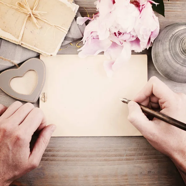 Vintage-Hintergrund mit männlichen Händen, Stift und Papier. Mann schreibt l — Stockfoto