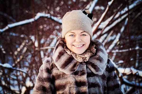 Söta leende kvinna i snörik vinter — Stockfoto