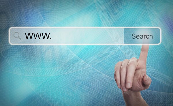 Система шифрования и Интернет. Мужская рука нажатия Поиск
