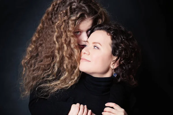 Känslomässiga porträtt av dotter och mor — Stockfoto