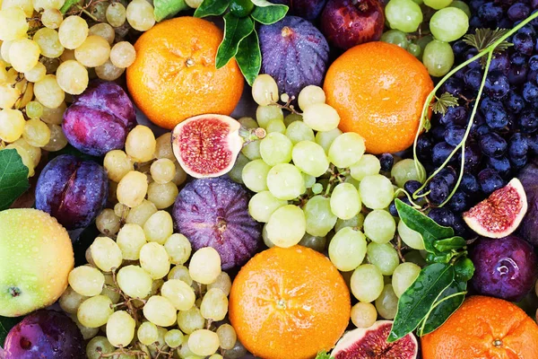 Fondo di frutta con uva, arancio, fichi su lavagna Backgrou — Foto Stock