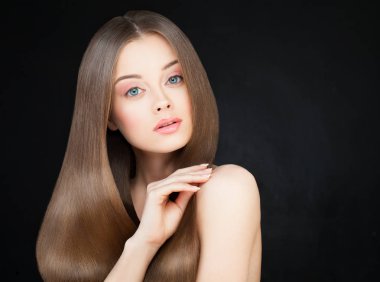 Karanlık uzun sağlıklı saçlı kadın. Güzel Model s