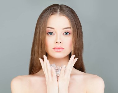 Buz tutan kadın. Sağlıklı bir cilt ile güzel Model bir
