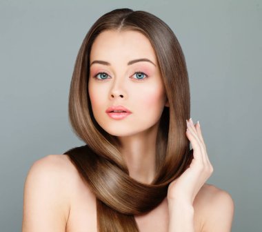 Uzun sağlıklı saç modeli olan kadın. Güzel Model Brown ile Ha